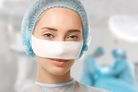 Verband, der während der Rehabilitation nach einer Nasenkorrektur an der Nase befestigt wird