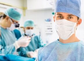 Plastischer Chirurg aus Israel, der Nasenkorrekturen plant und durchführt